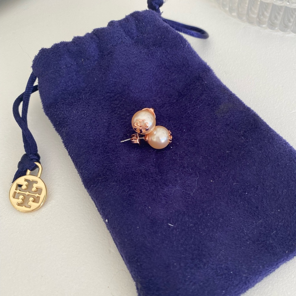 BRAND NEW Tory Burch Logo Rose Gold Tone plated Swarovski  Pearl Stud earrings.